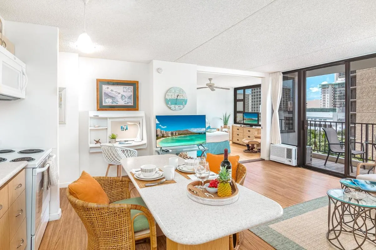 Image 3 of Waikiki Banyan Cozy Condo Suite – Ocean View with Free Parking!