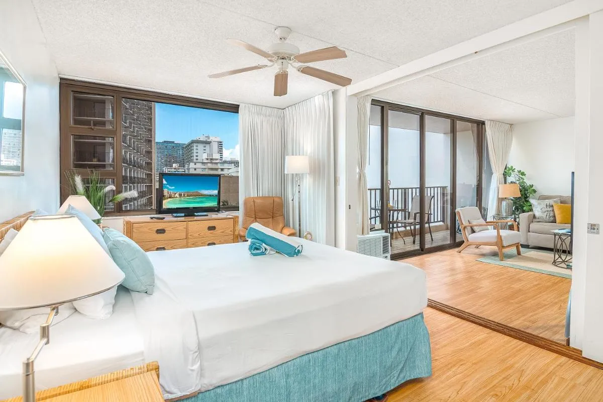 Image 1 of Waikiki Banyan Cozy Condo Suite – Ocean View with Free Parking!