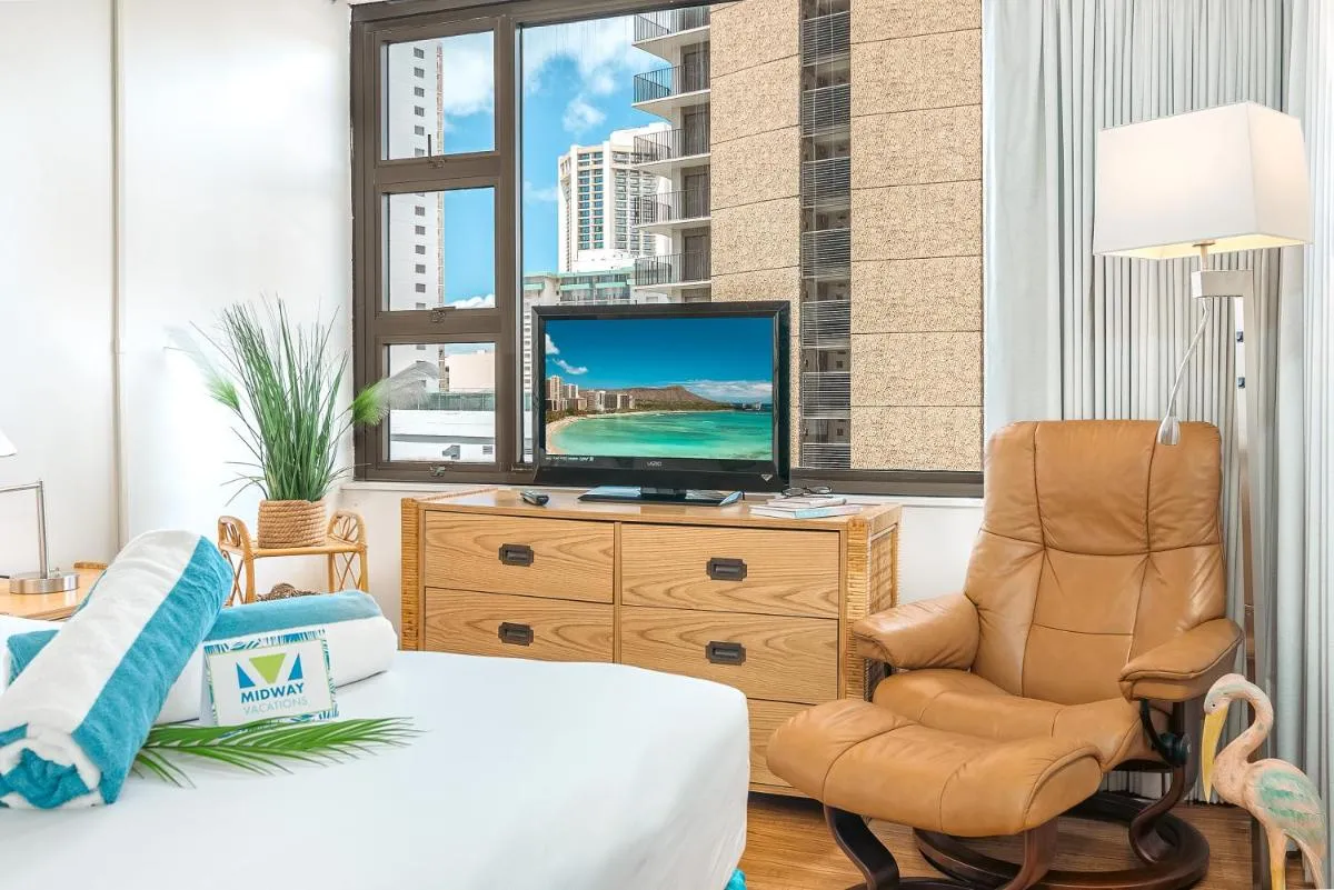 Image 4 of Waikiki Banyan Cozy Condo Suite – Ocean View with Free Parking!