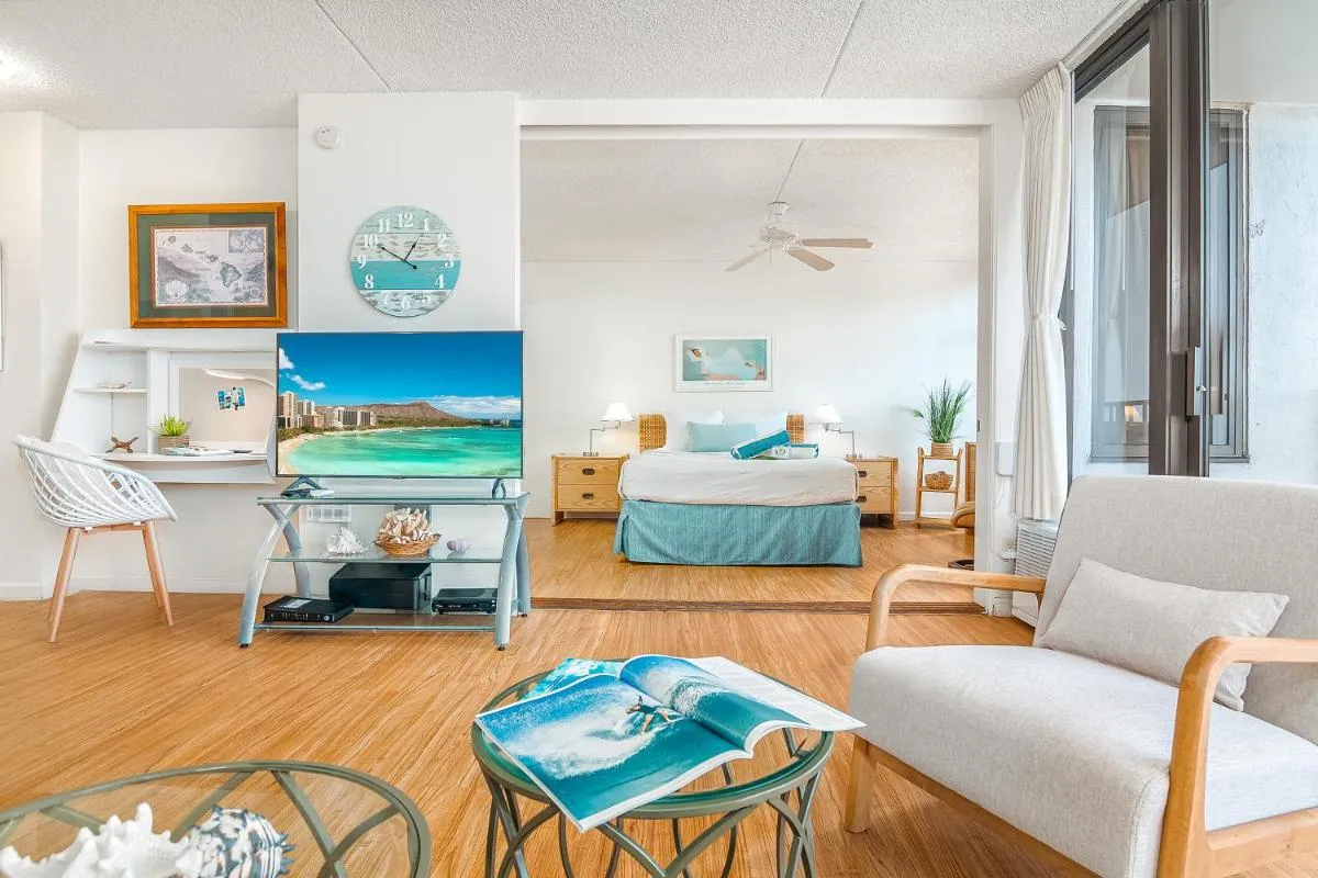 Image 5 of Waikiki Banyan Cozy Condo Suite – Ocean View with Free Parking!