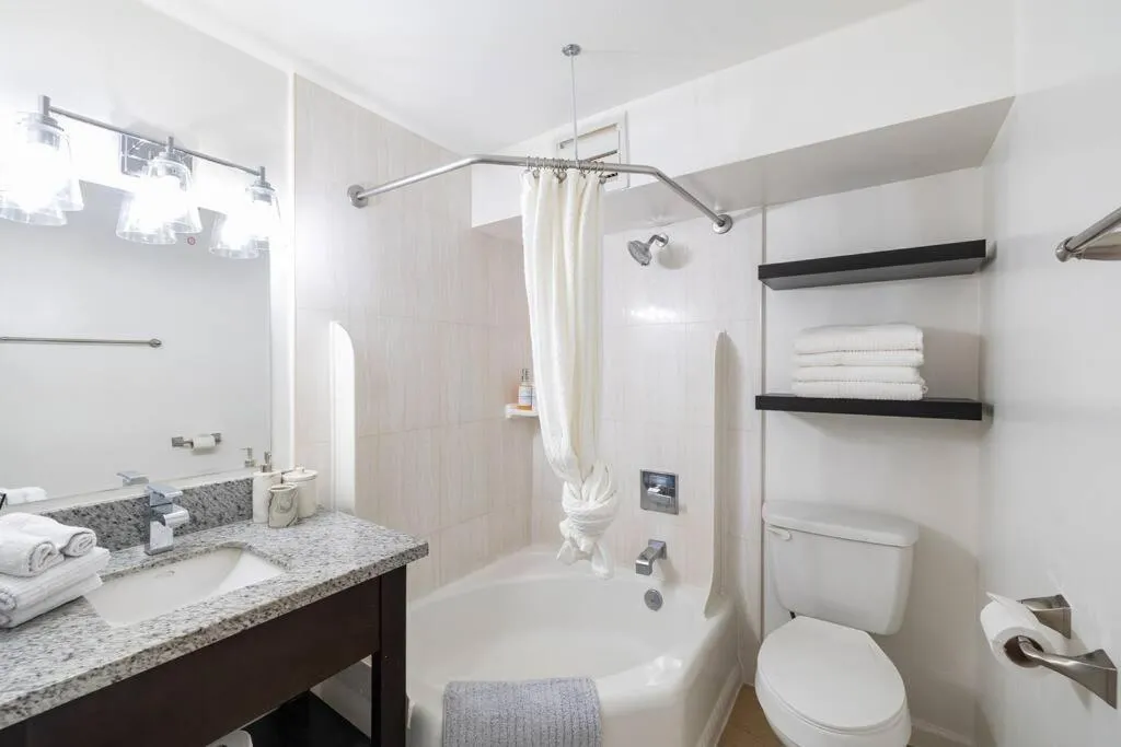 Image 2 of Waikiki Beach 1Bedroom Luxury Condo!