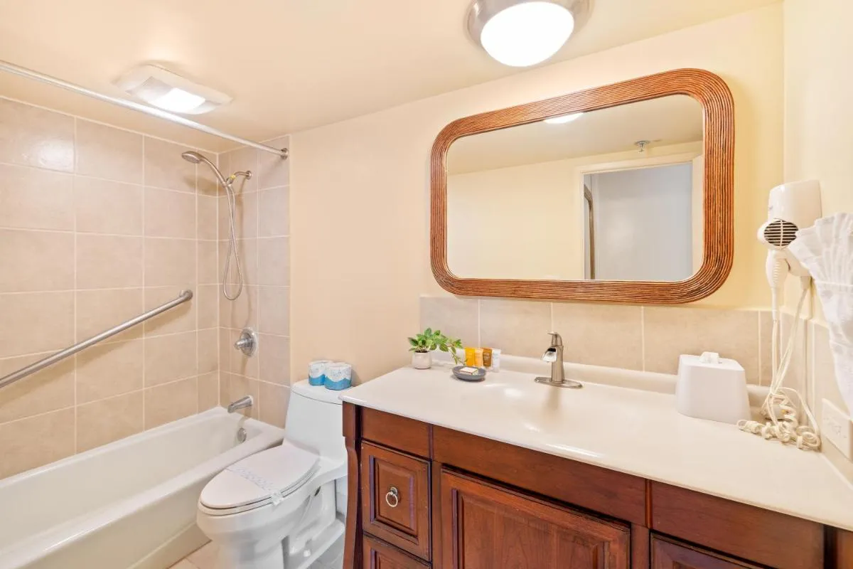 Image 2 of Waikiki Getaway, Diamond Head View Condo with Free Parking