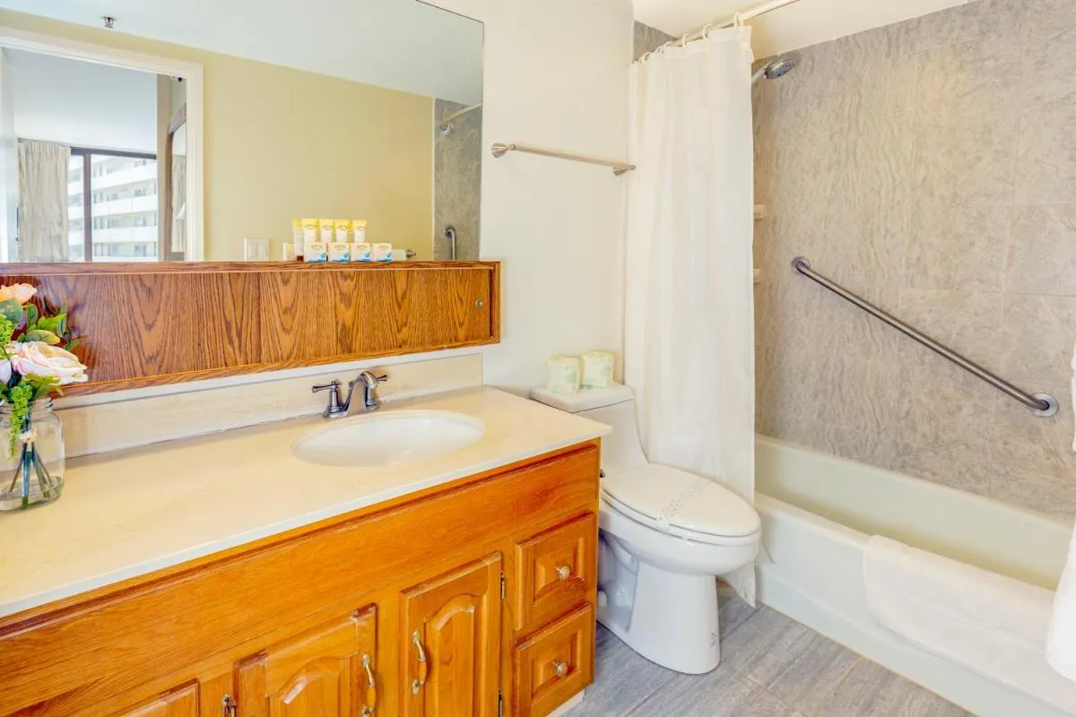 Image 2 of Waikiki Sunset Tropical Getaway with Free Parking!