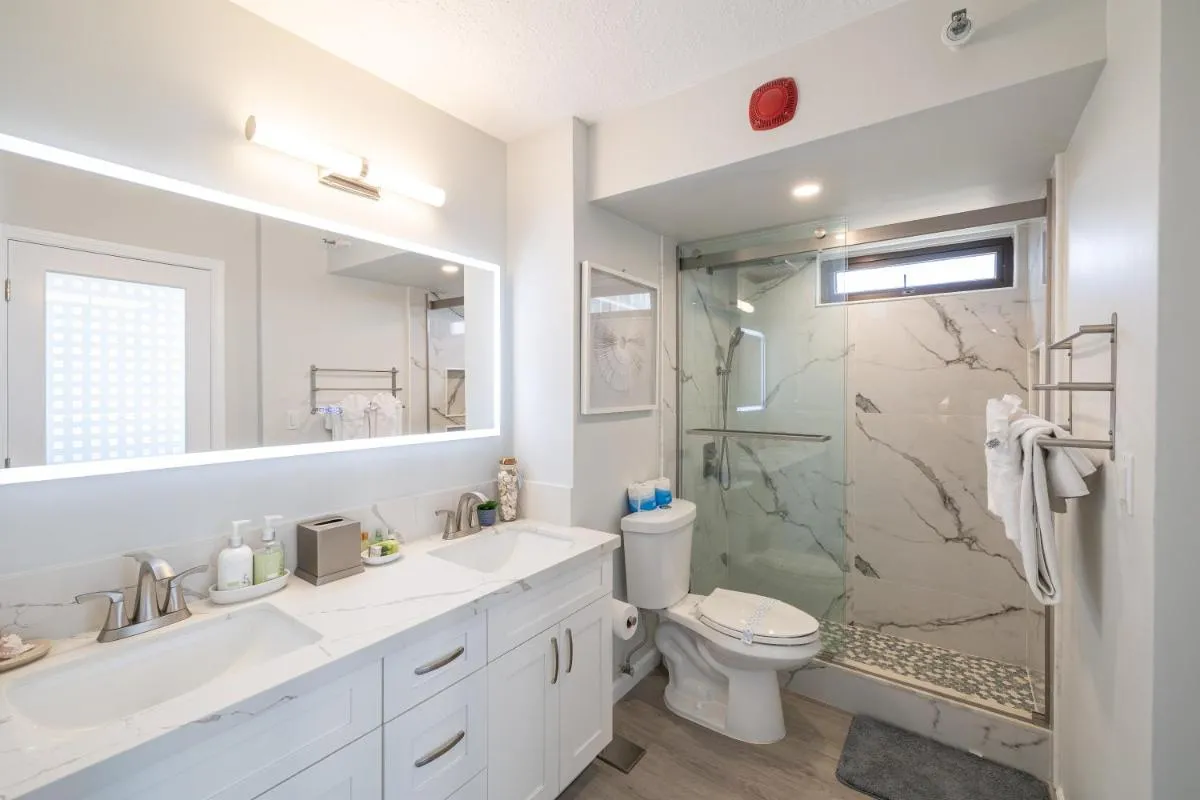 Image 2 of Waikiki Upscale 1 BR – Ocean Views – Parking