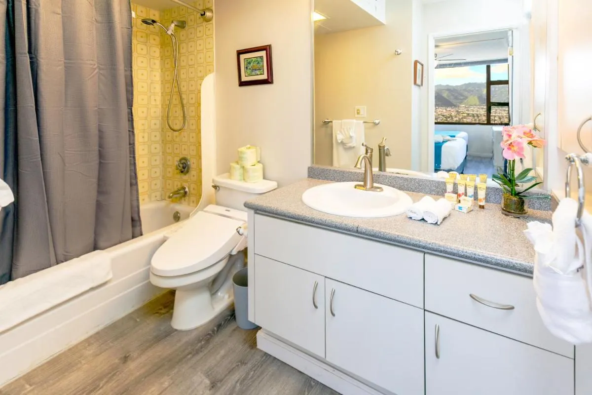 Image 2 of Warm Aloha Vibes, Mountain Views, Short Walk to Beach, and Free Parking