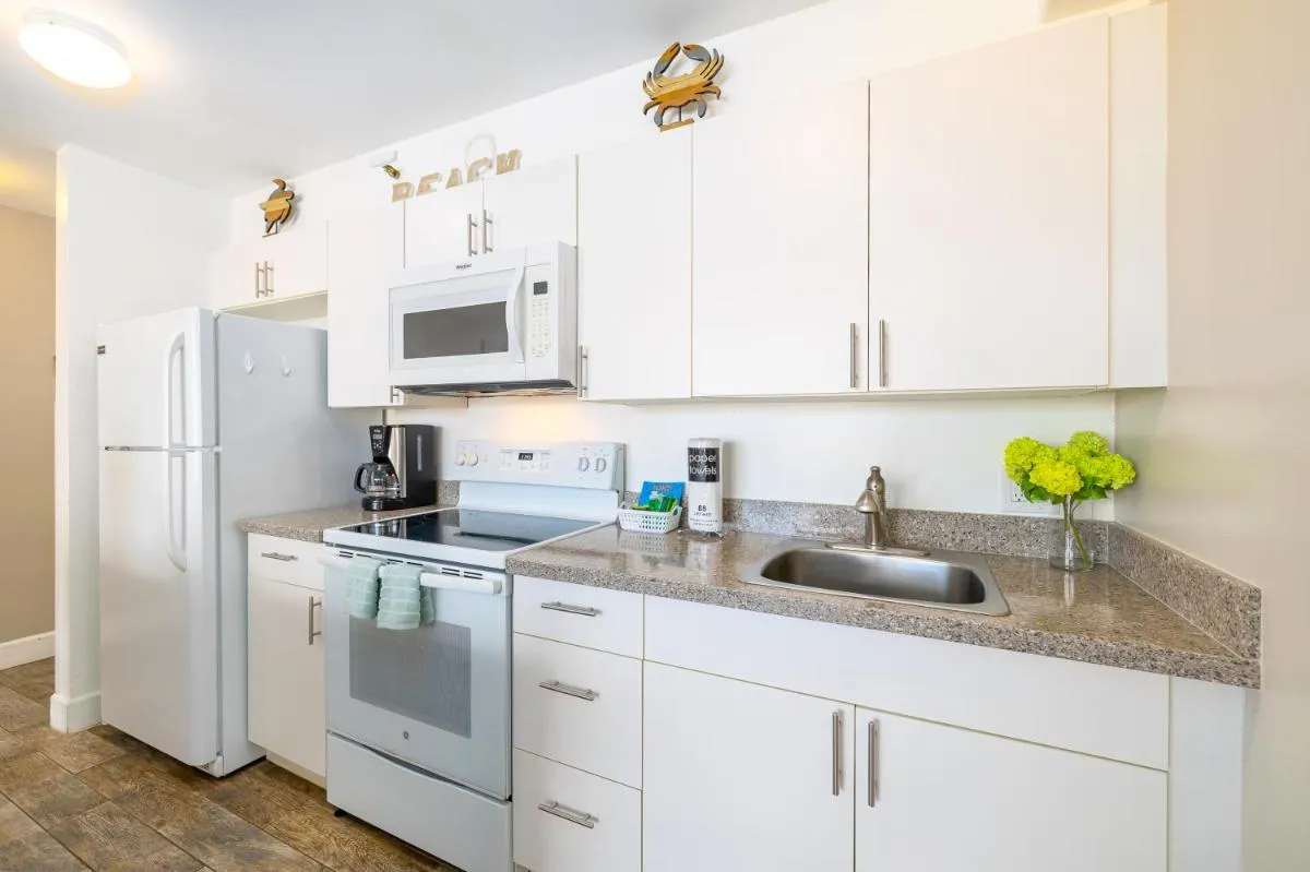 Image 4 of Aloha Vibes with Ocean Views, Near Beach & Parking!