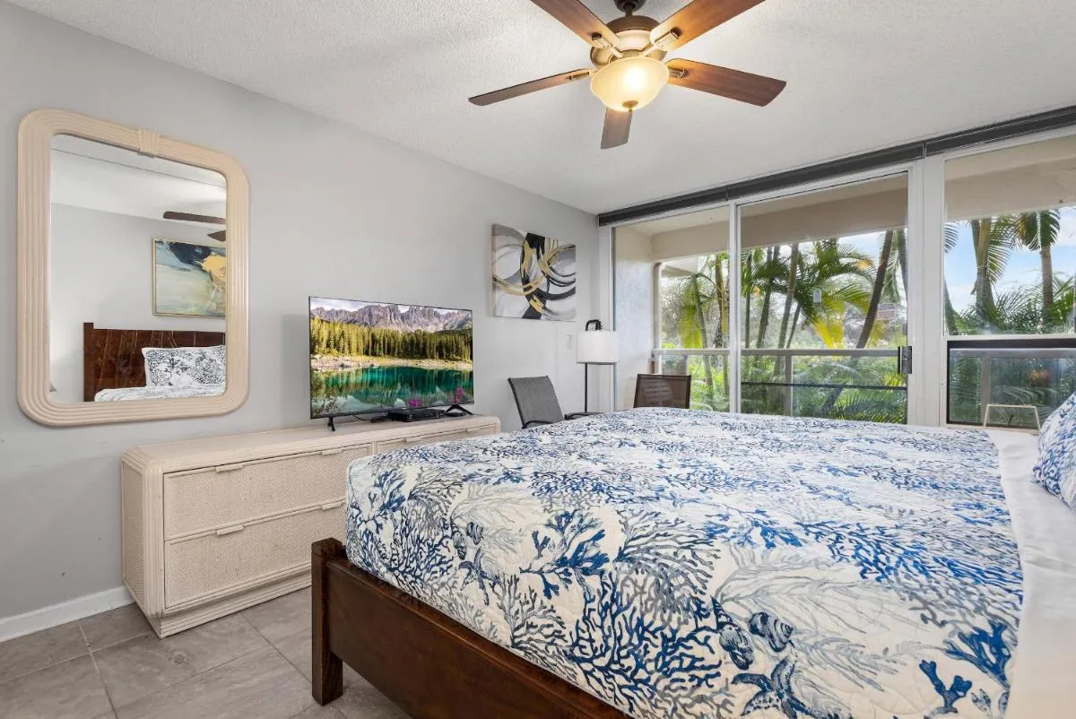 Image 2 of Beautiful Modern Remodeled Maui Banyan Studio