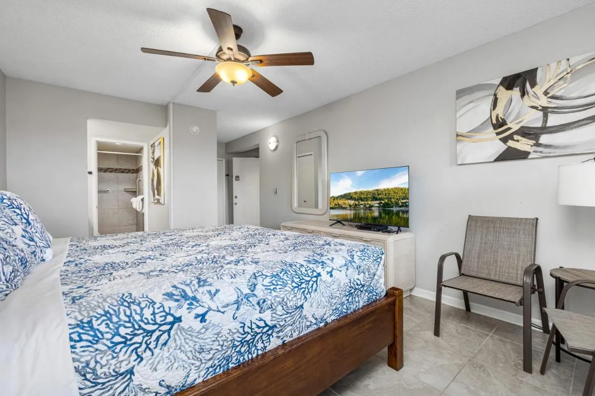 Image 3 of Beautiful Modern Remodeled Maui Banyan Studio