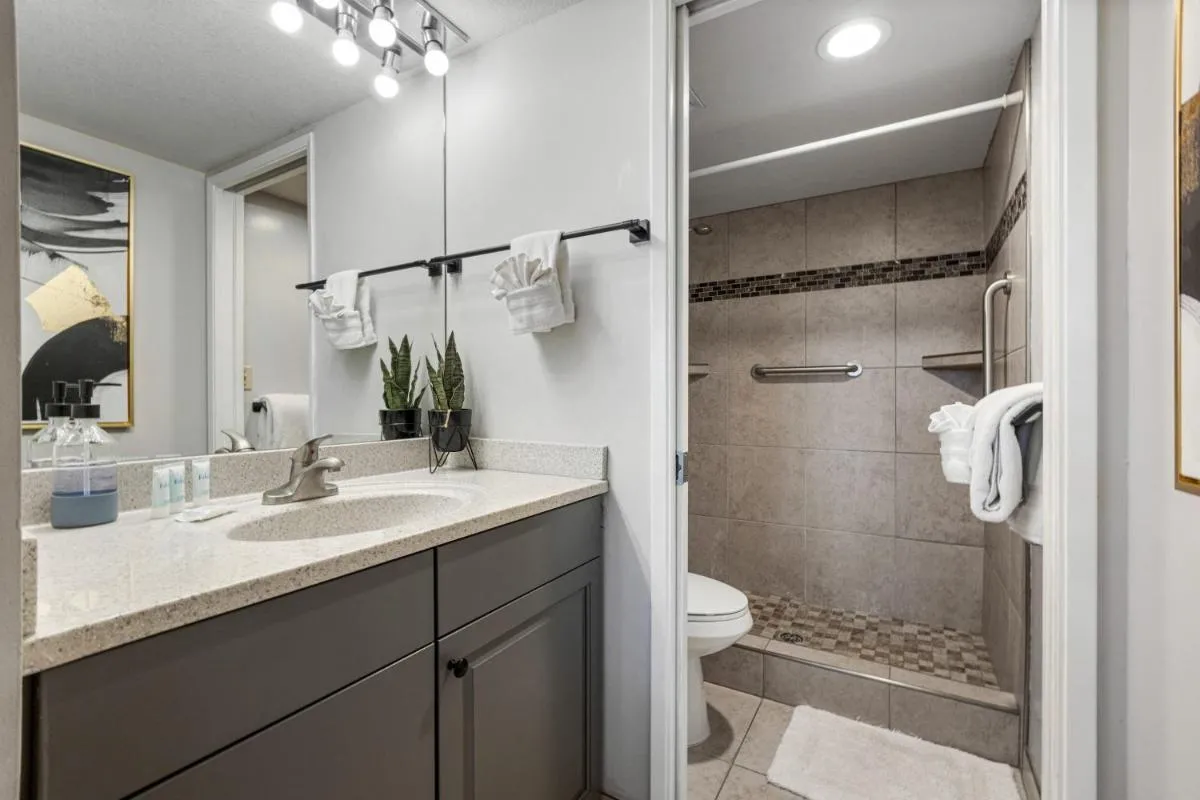 Image 4 of Beautiful Modern Remodeled Maui Banyan Studio
