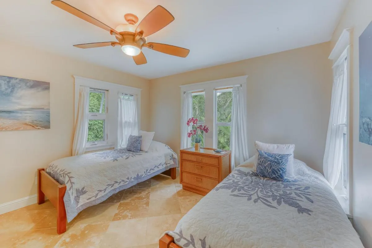 Image 4 of Blue Hawaii House