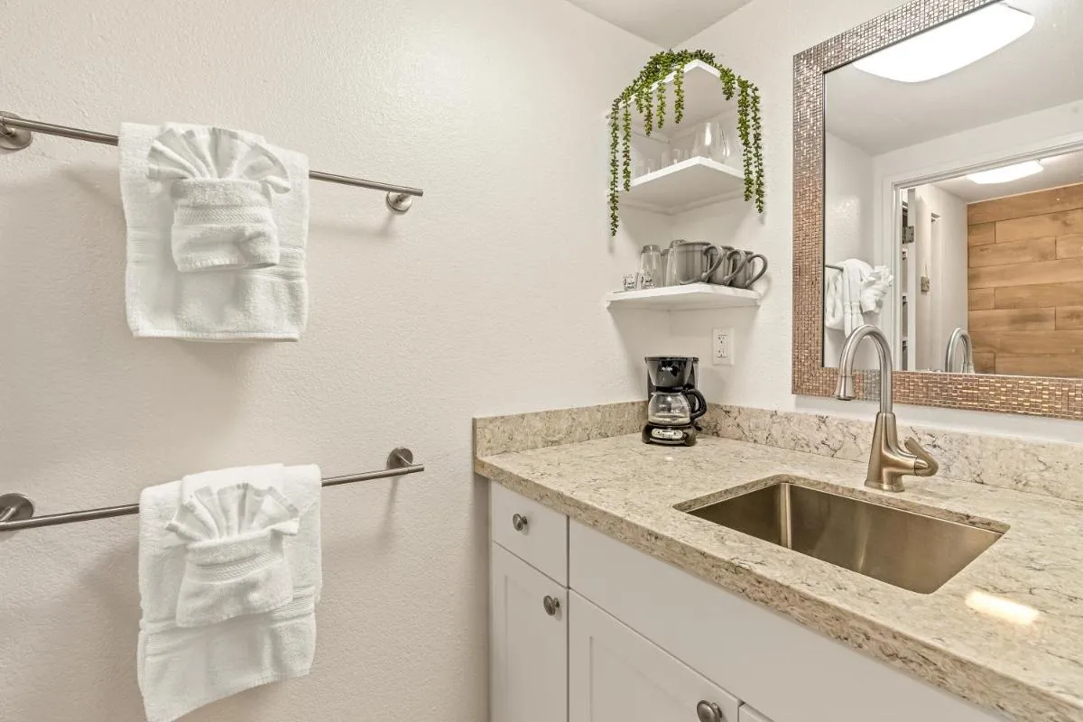 Image 4 of Bright and Beautiful Princeville Studio, Private Lanai, Pool (209B)
