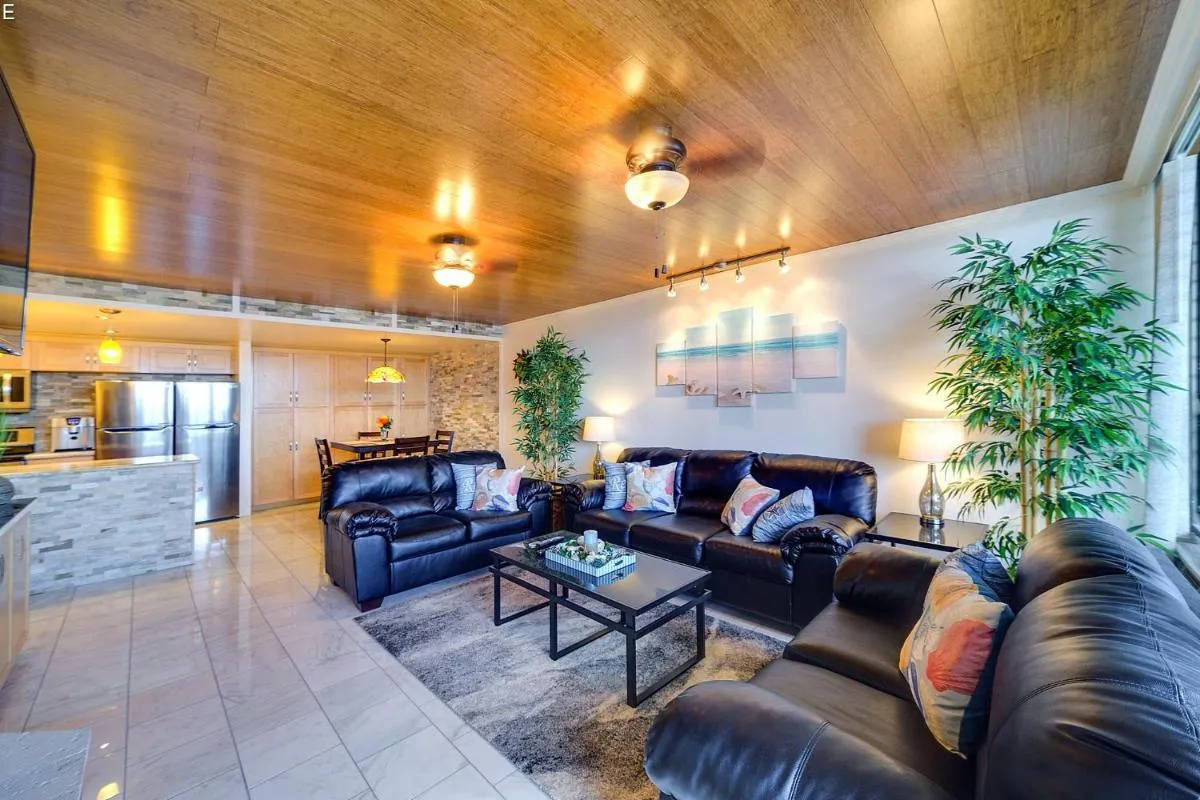 Image 4 of Central Waikiki Luxury Penthouse