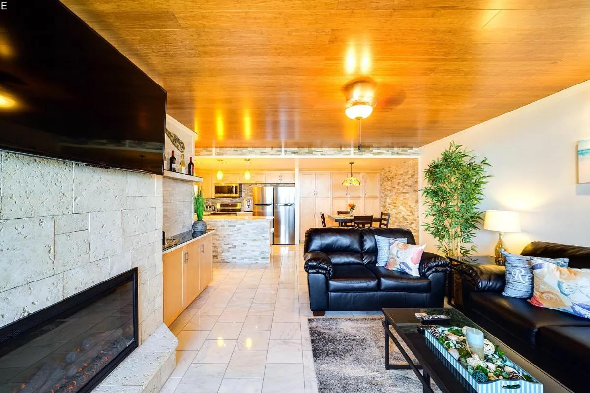 Image 5 of Central Waikiki Luxury Penthouse