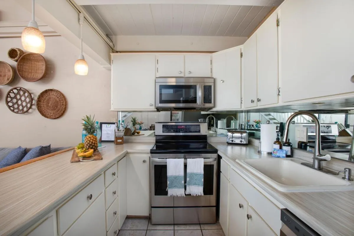Image 4 of Charming Loft 2BR with Free Parking & Near Beach!