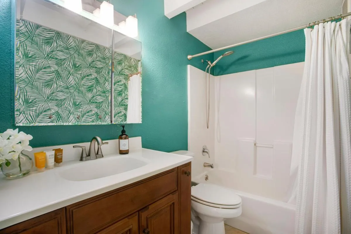 Image 5 of Charming Loft 2BR with Free Parking & Near Beach!