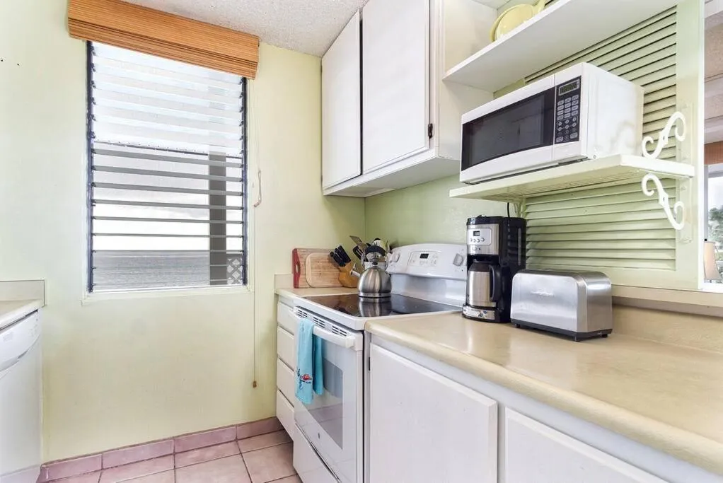 Image 5 of Classic Hawaiian Oceanfront Condo with Top Location – Hale Kona Kai 413 by Casago Kona