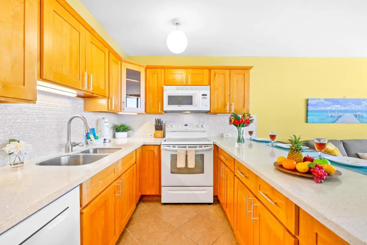 Image 4 of Cozy 1BR Ocean View Condo, Near Beach with Parking