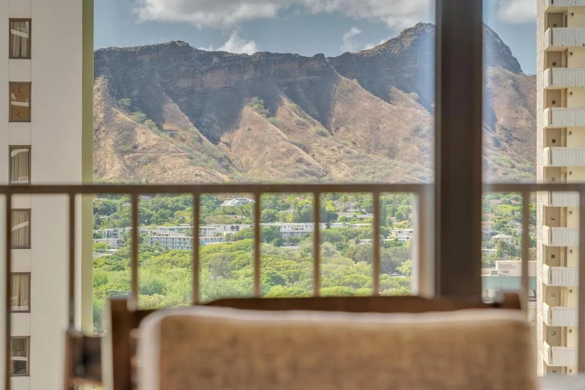 Image 5 of Deluxe 21st Floor Corner Condo with Diamond Head Views condo