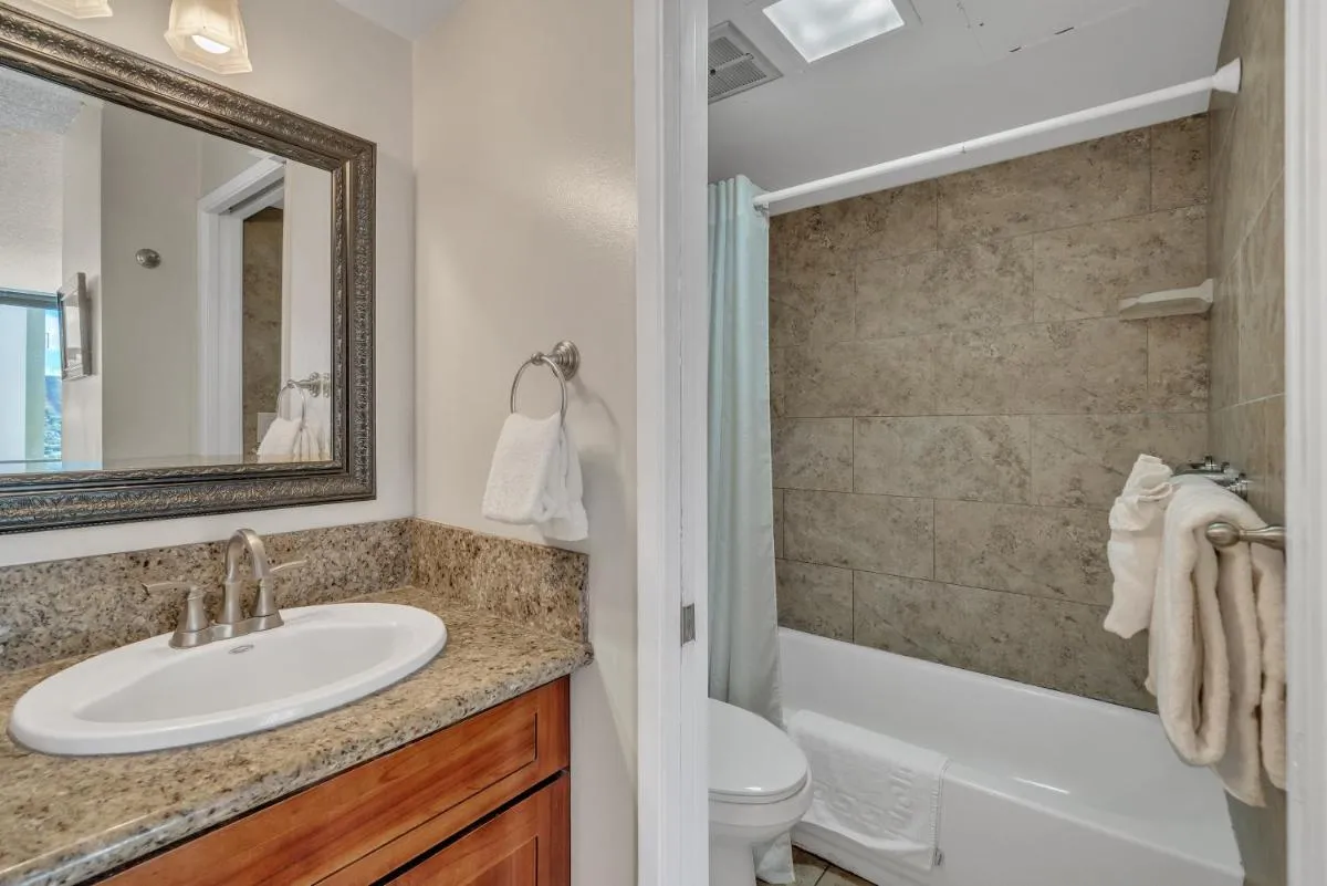 Image 4 of Deluxe 21st Floor Corner Condo with Diamond Head Views condo