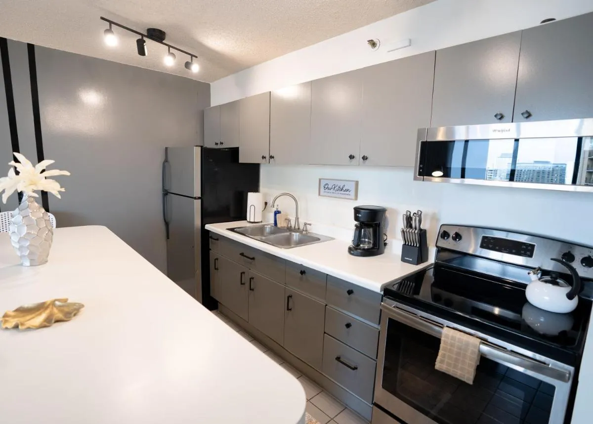 Image 3 of Deluxe Ocean View Condo 2 Queen Beds in Waikiki, FREE Parking & Wi-Fi