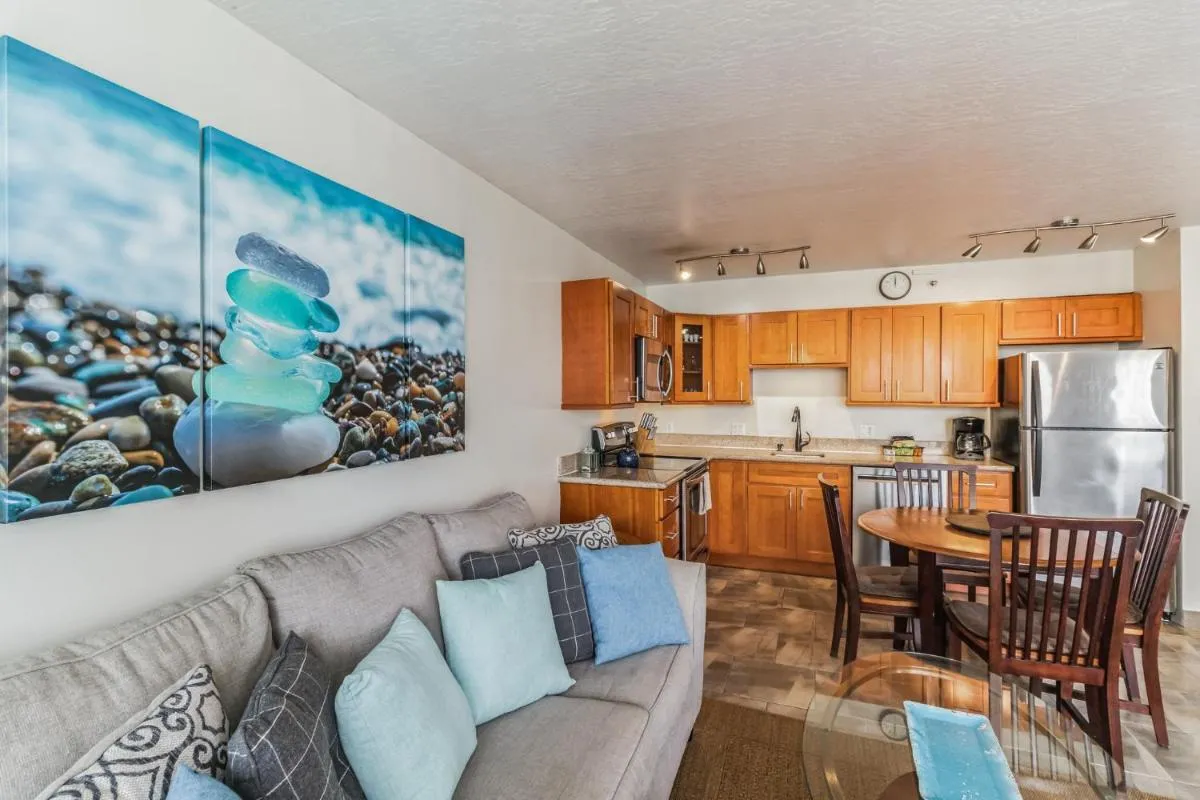 Image 1 of Deluxe Ocean View Condo on 31st Floor – Free Parking & Wifi! condo