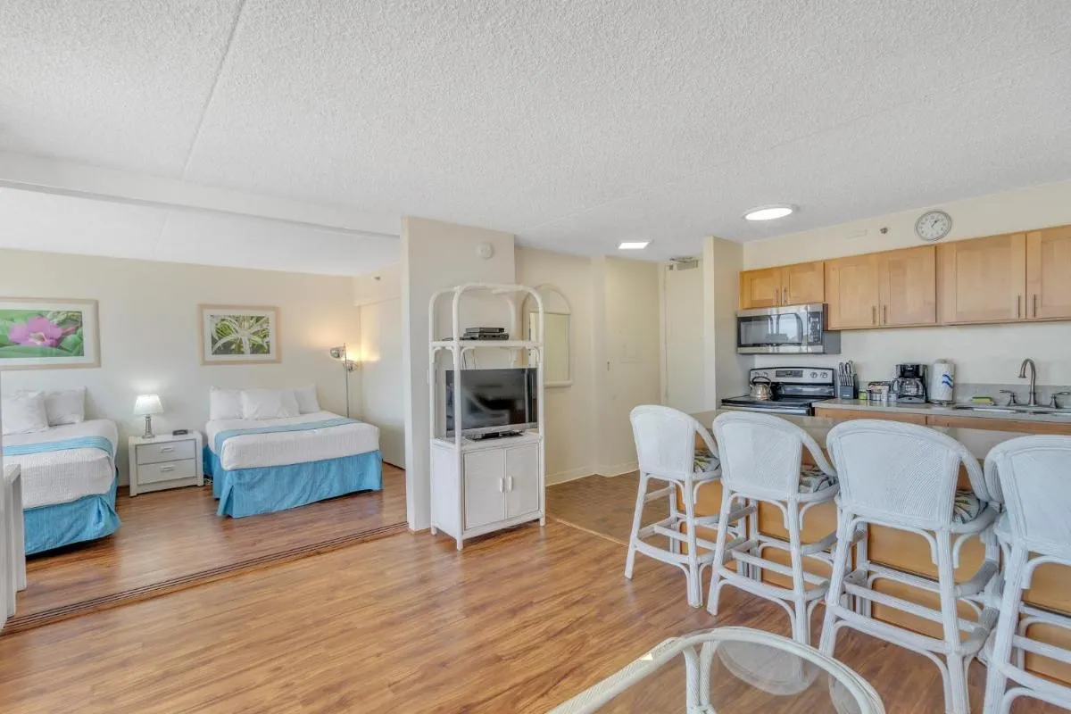 Image 3 of Deluxe Ocean and Diamond Head View Waikiki Condo, Free parking!
