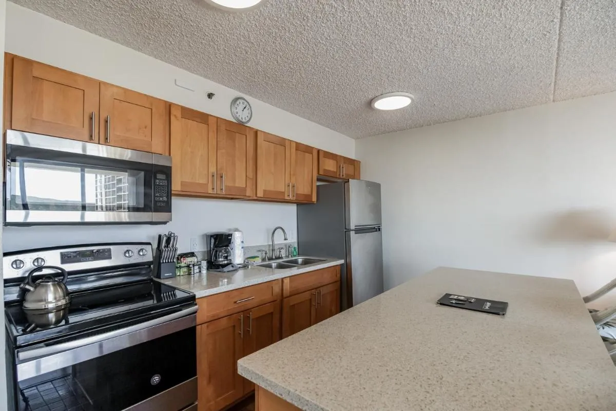 Image 4 of Deluxe Ocean and Diamond Head View Waikiki Condo, Free parking!