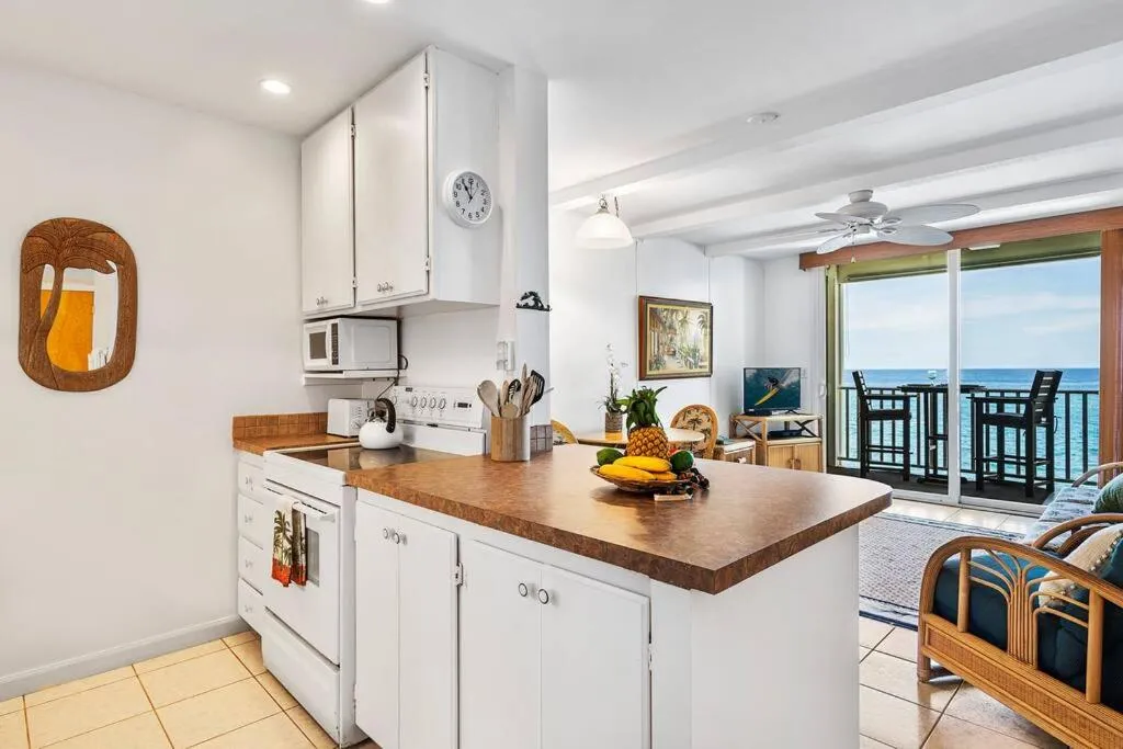 Image 4 of Dreamy True Oceanfront Condo – Hale Kona Kai 307 by Casago Kona