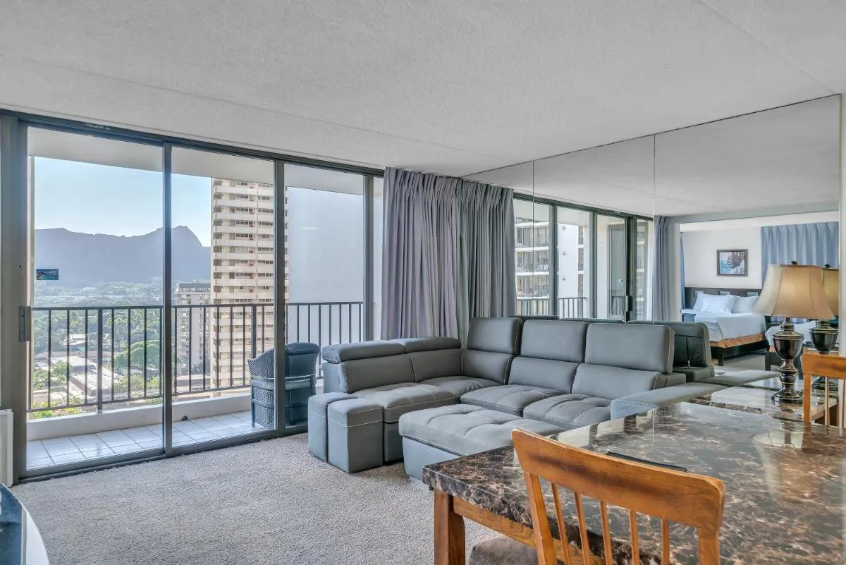 Image 2 of Excellent Diamond Head View Condo – Remodeled, Free Parking!