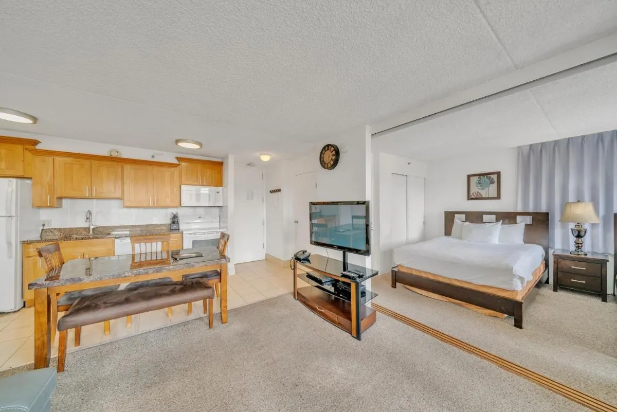 Image 1 of Excellent Diamond Head View Condo – Remodeled, Free Parking!