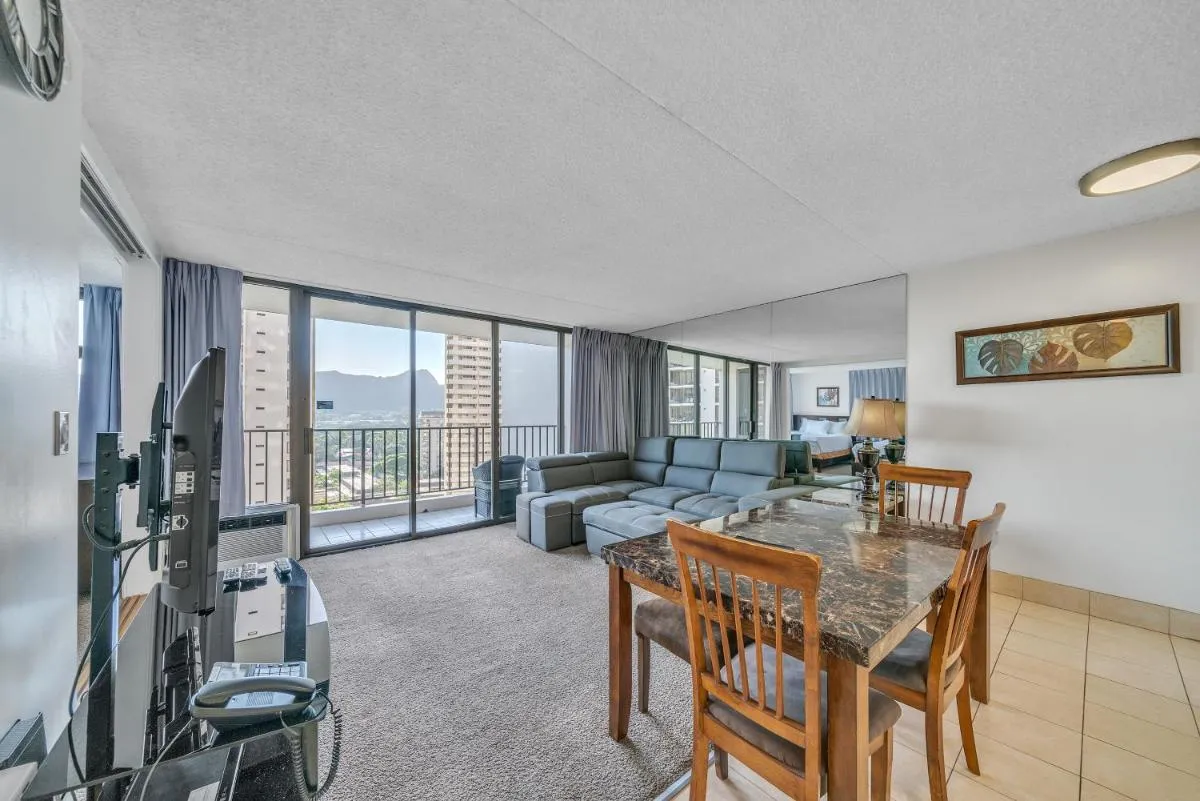 Image 3 of Excellent Diamond Head View Condo – Remodeled, Free Parking!