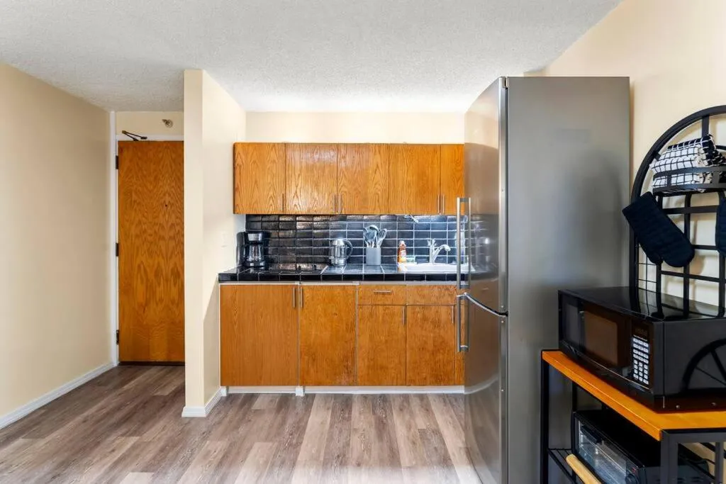 Image 3 of Executive Center 1 BD with Parking