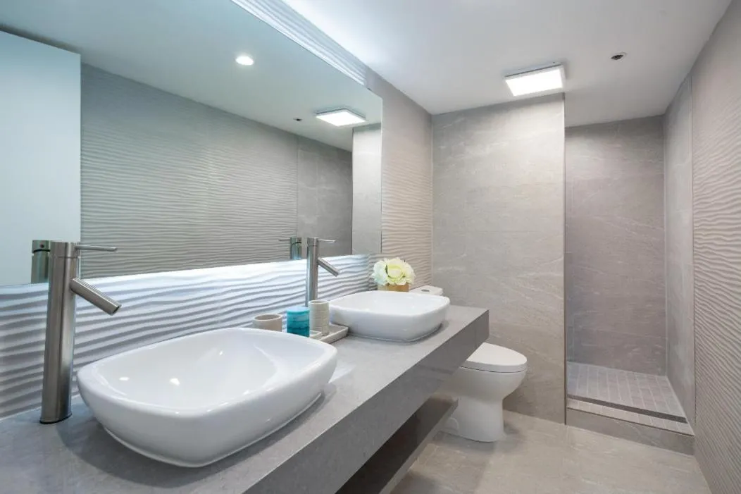 Image 4 of Executive Hotel Suite Downtown Free Parking