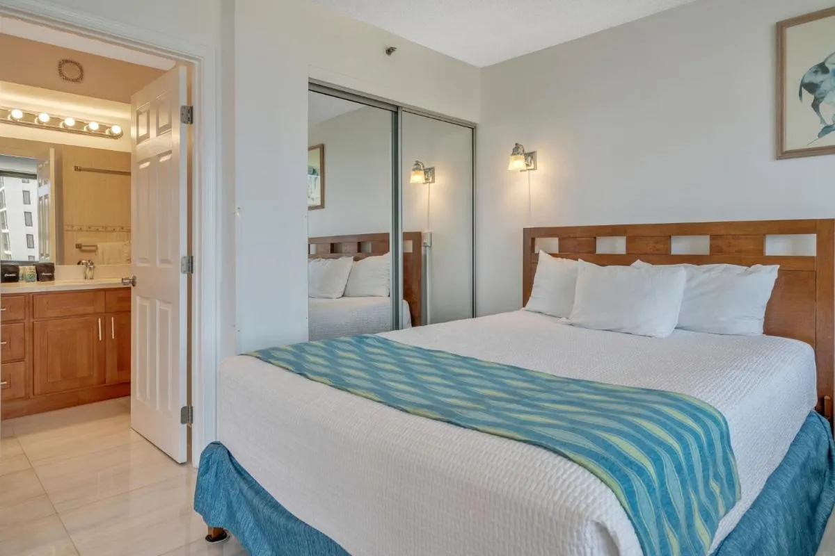 Image 5 of Gorgeous High Rise Waikiki Condo with Ocean and Diamond Head Views