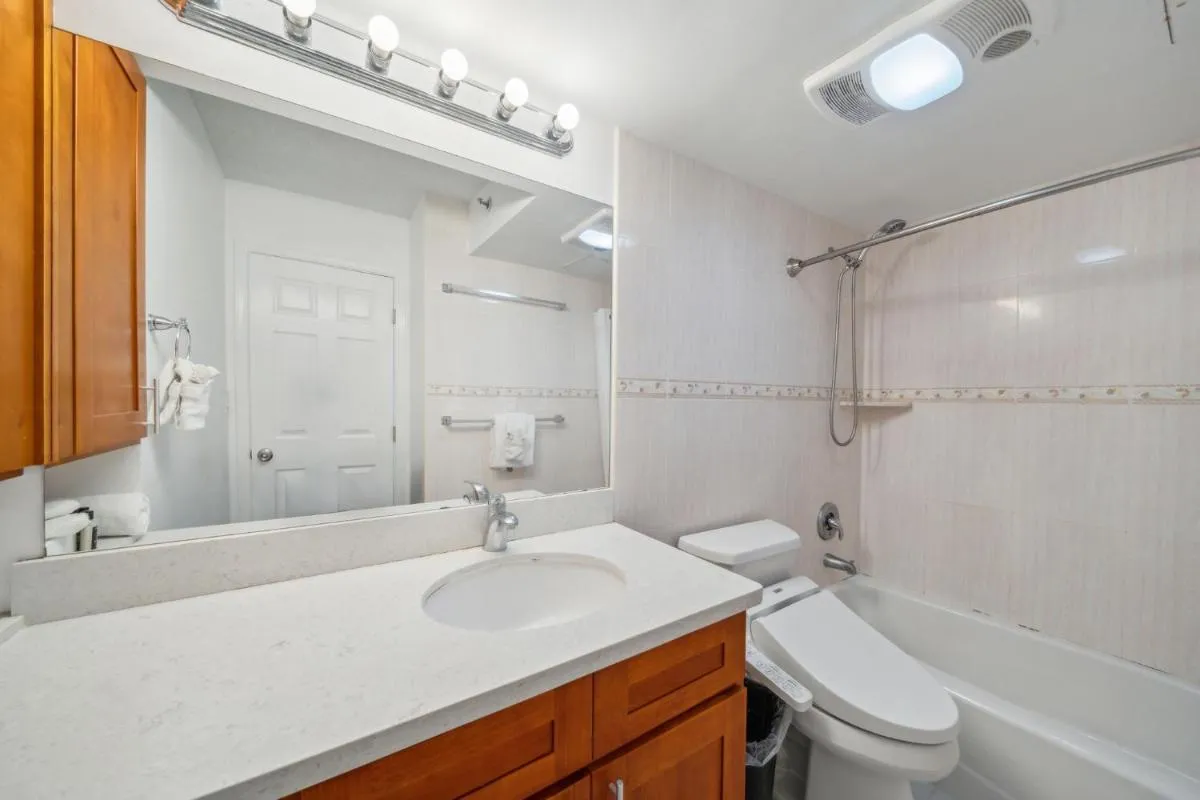 Image 4 of Gorgeous High Rise Waikiki Condo with Ocean and Diamond Head Views