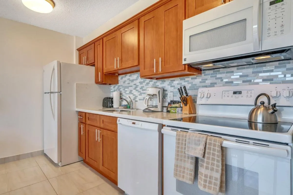Image 3 of Gorgeous High Rise Waikiki Condo with Ocean and Diamond Head Views