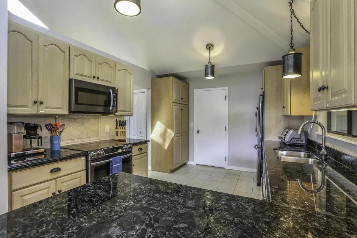 Image 4 of Hale Iolani home