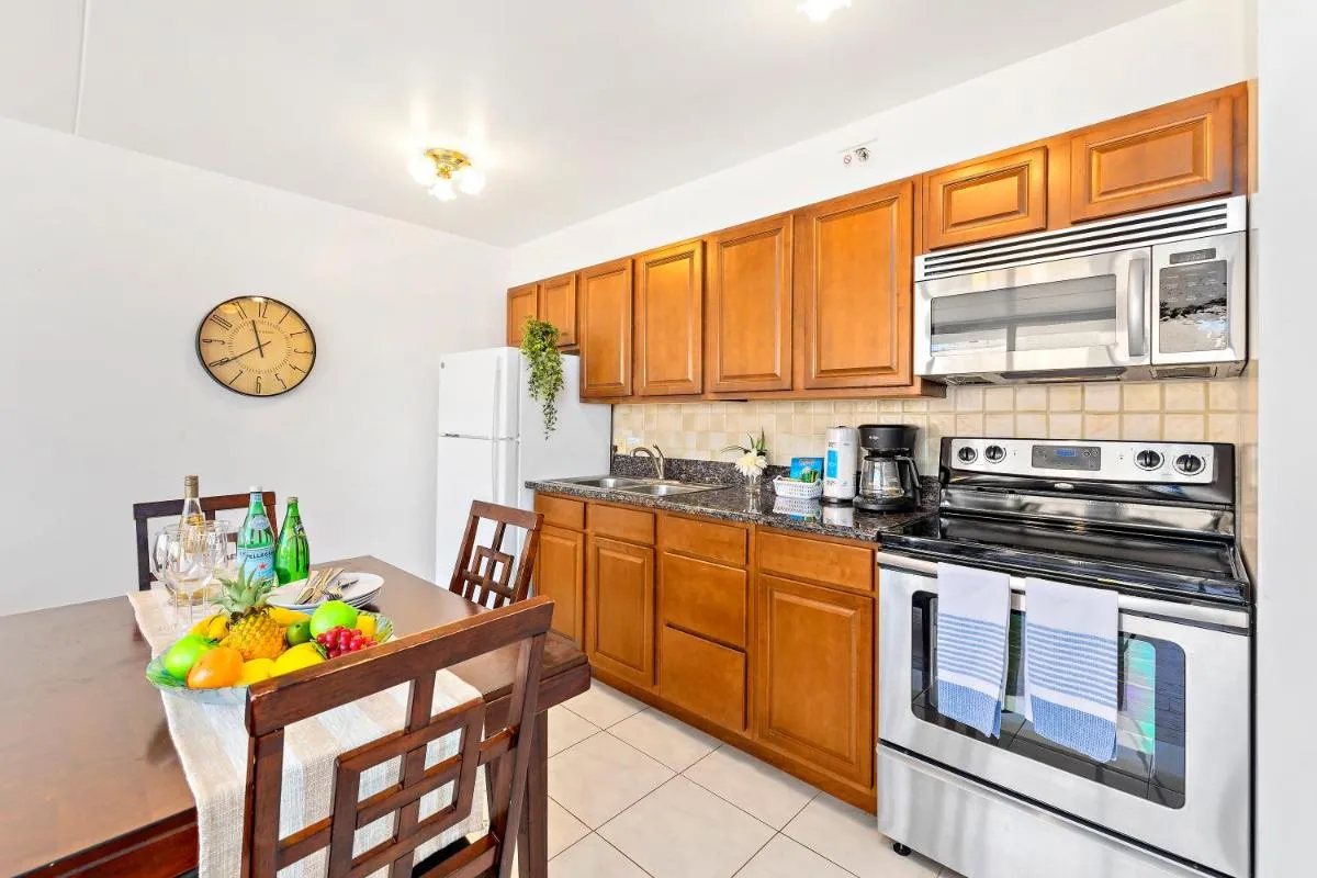 Image 3 of Hawaii Dream Escape, Ocean Views & Free Parking