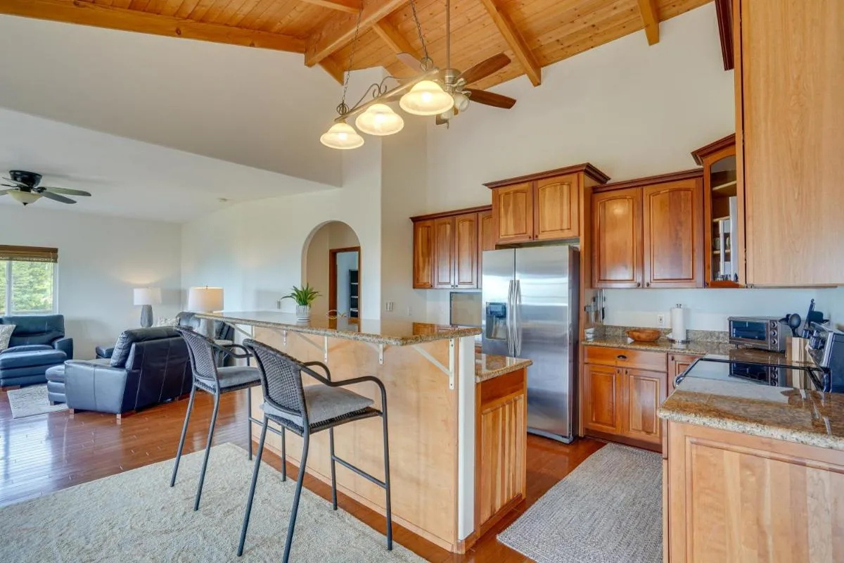 Image 5 of Hawaiian Retreat with Ocean Views in Captain Cook!