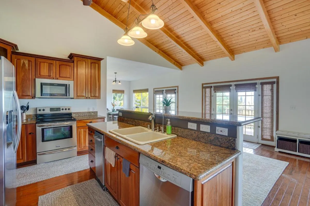 Image 6 of Hawaiian Retreat with Ocean Views in Captain Cook!