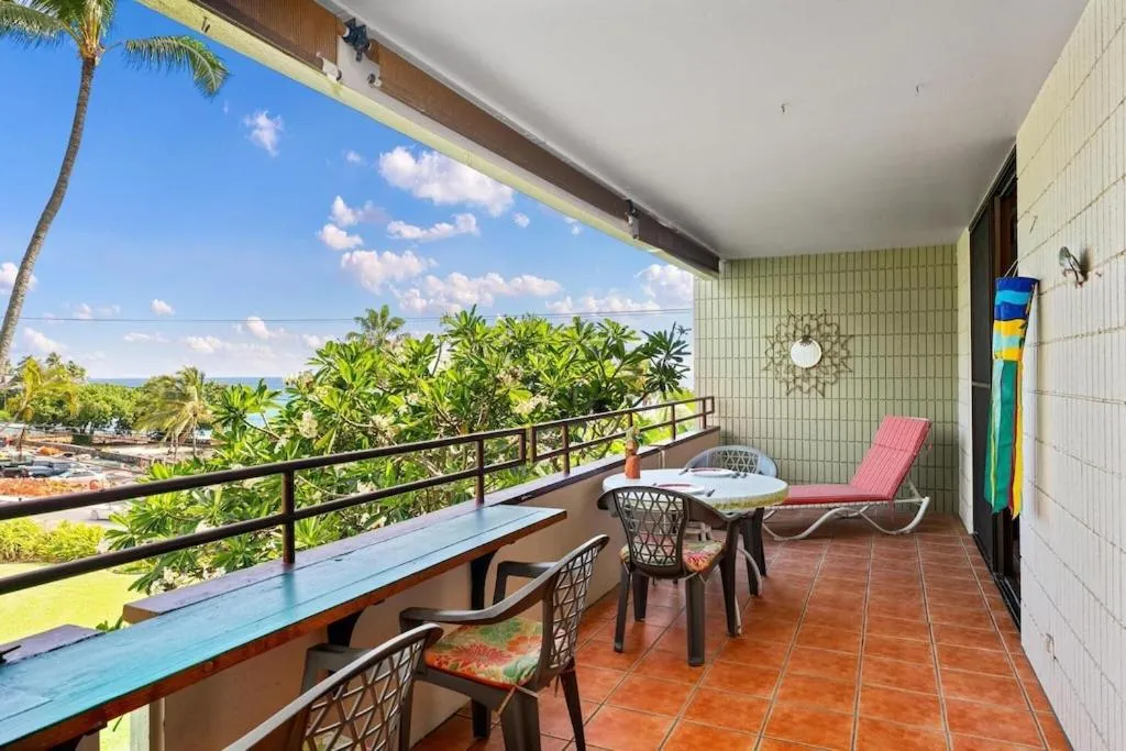 Image of Hawaiian-Style Oceanview Across the Street from Historic Magic Sands Beach Park – White Sands Village 202