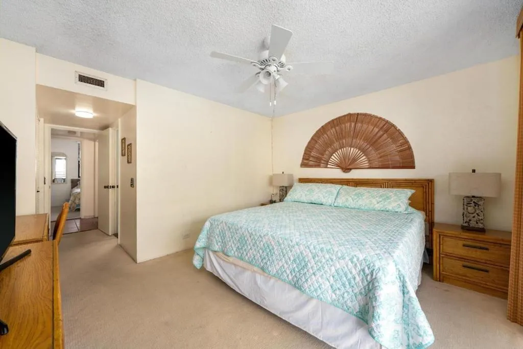Image 2 of Hawaiian-Style Oceanview Across the Street from Historic Magic Sands Beach Park – White Sands Village 202