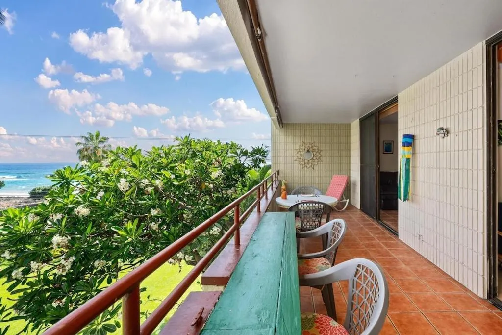 Image 5 of Hawaiian-Style Oceanview Across the Street from Historic Magic Sands Beach Park – White Sands Village 202