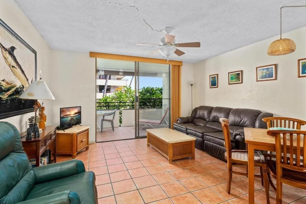 Image 6 of Hawaiian-Style Oceanview Across the Street from Historic Magic Sands Beach Park – White Sands Village 202
