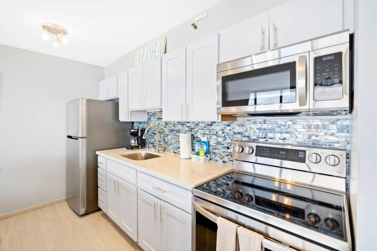 Image 2 of Heart of Waikiki – Ocean View Condo with Free Parking