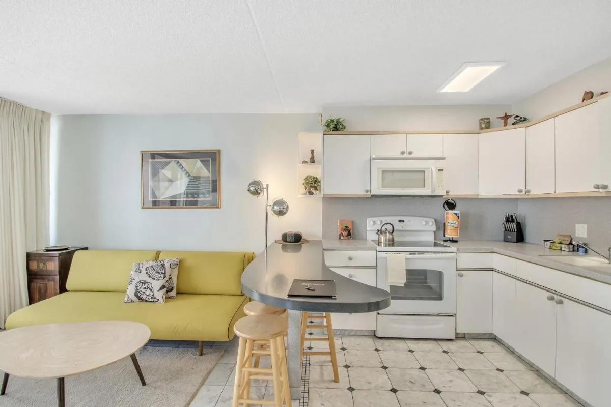 Image 5 of High Rise Ocean View Waikiki Condo, FREE Parking & Wi-Fi