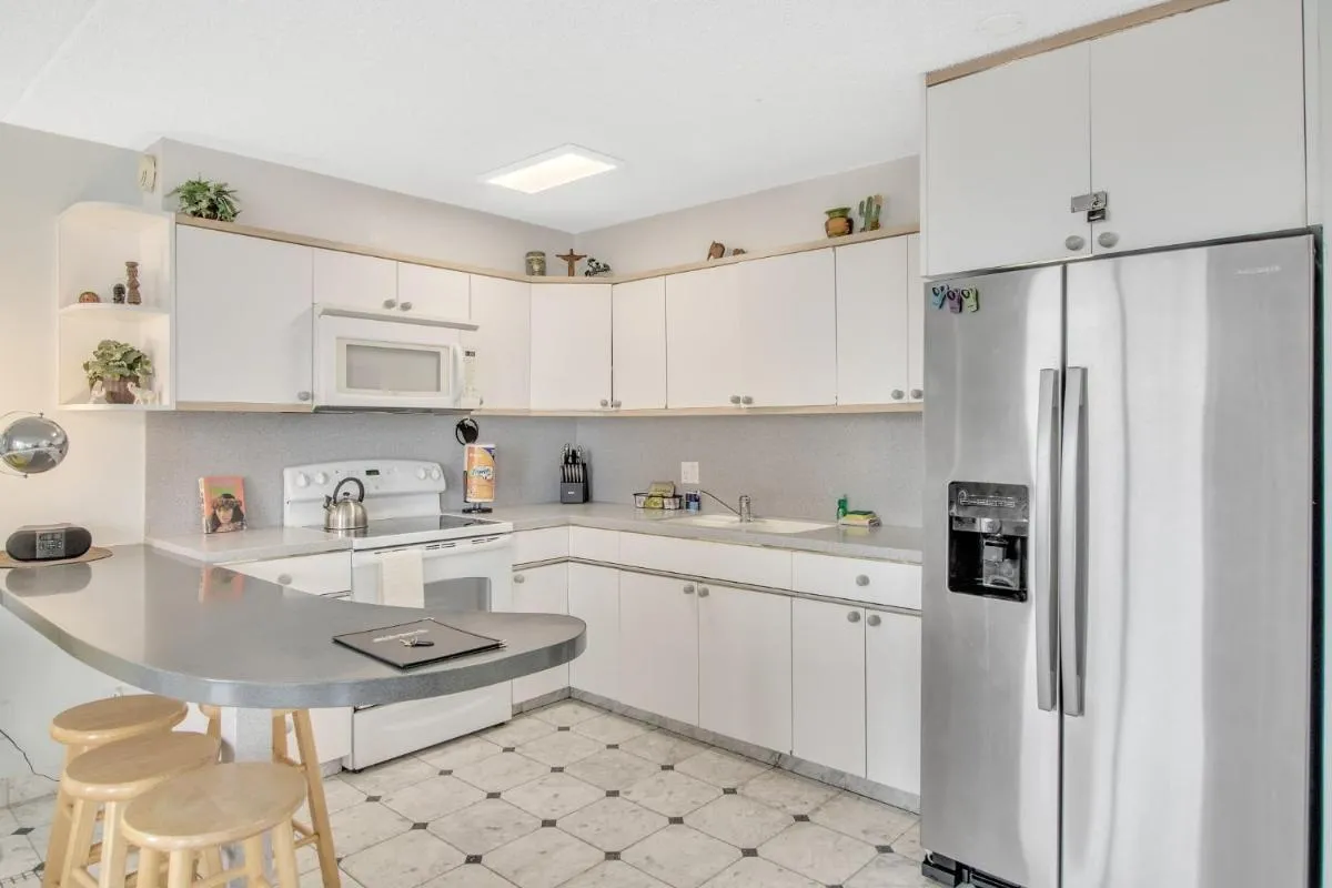 Image 1 of High Rise Ocean View Waikiki Condo, FREE Parking & Wi-Fi