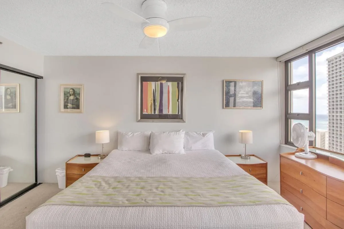 Image 2 of High Rise Ocean View Waikiki Condo, FREE Parking & Wi-Fi