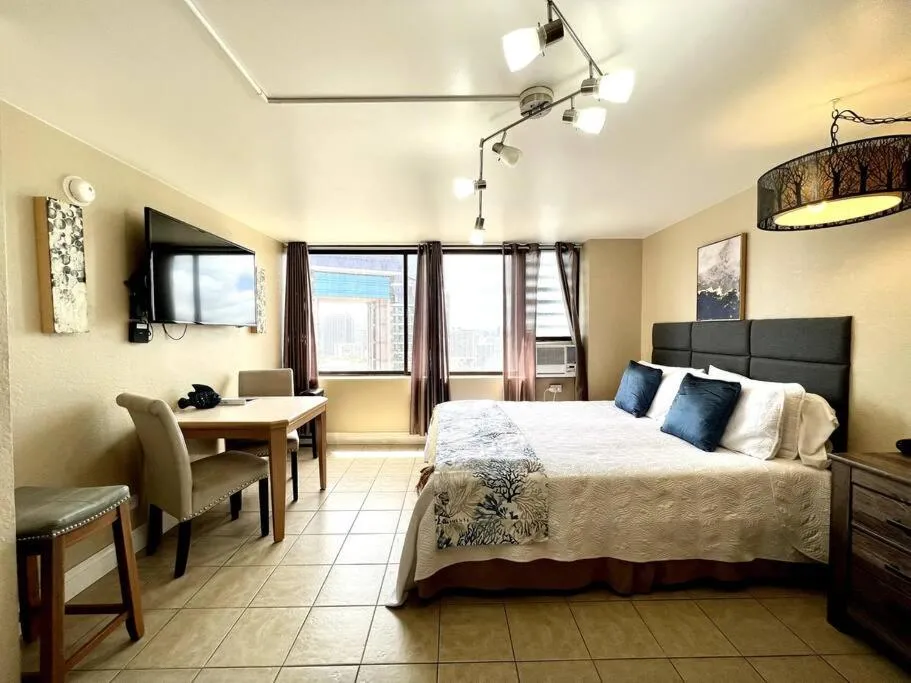 Image 1 of KING BED, Spacious, Legal, VIEW