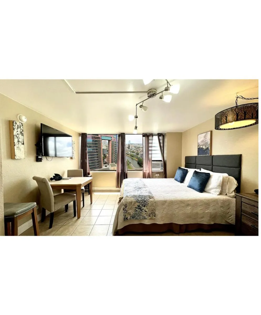 Image 3 of KING BED, Spacious, Legal, VIEW